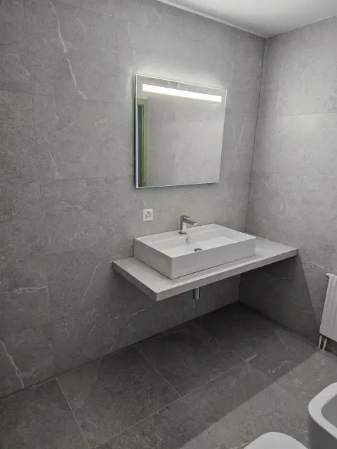 Vasque suspendue grise avec miroir lumineux intégré