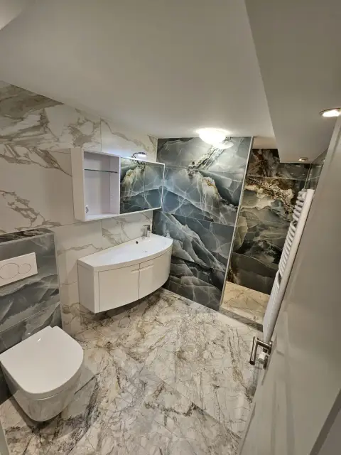Salle de bain en marbre onyx bleu-gris avec vasque suspendue