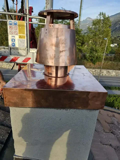 Chapeau de cheminée en cuivre posé en toiture
