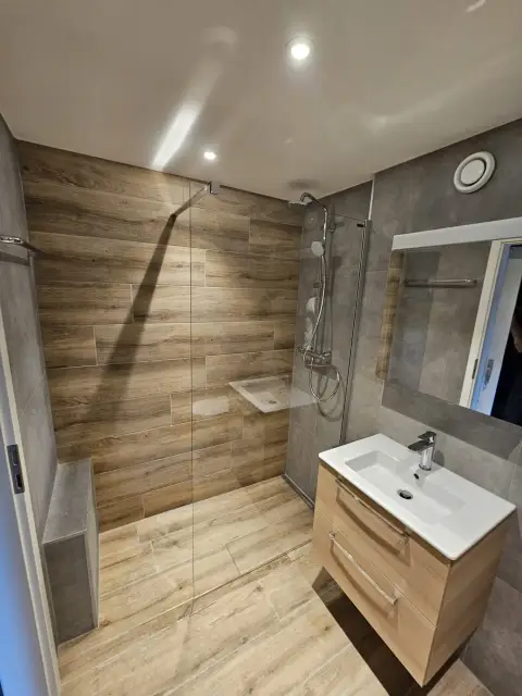 Douche à l'italienne carrelage imitation bois et vasque en bois clair
