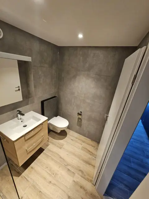 Petit WC avec lavabo bois et carrelage imitation bois