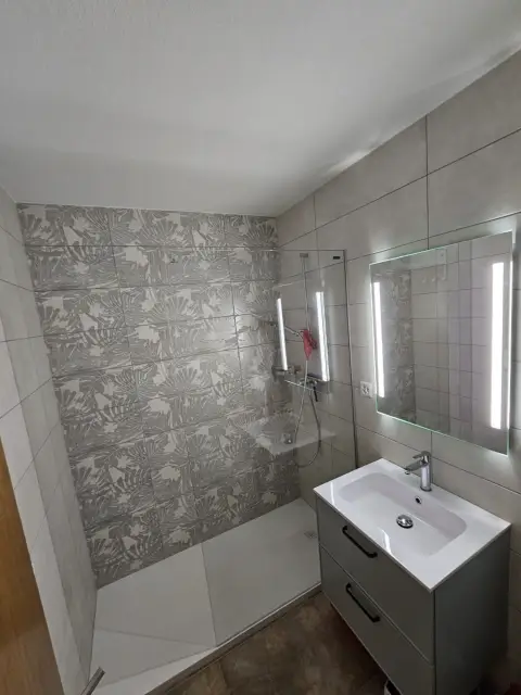 Douche à motif feuillage et vasque avec miroir lumineux