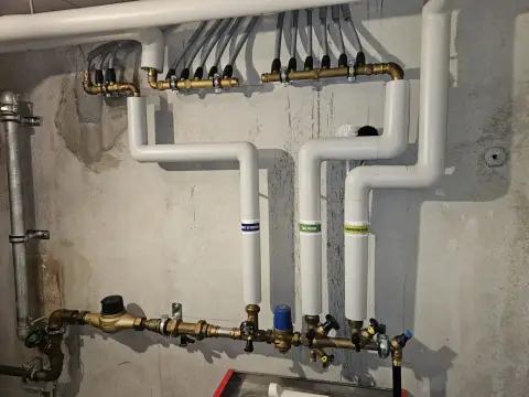 Tableau de distribution d'eau étiqueté : eau froide, alimentation boiler, robinet extérieur