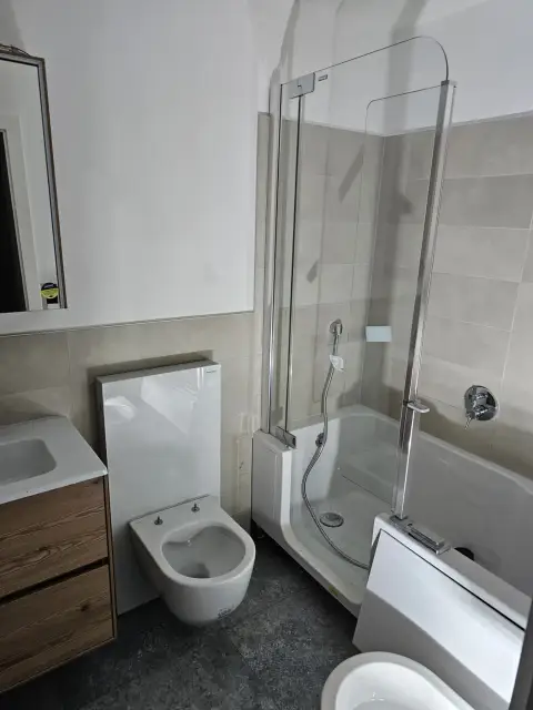 Baignoire avec pare-douche vitré, WC et bidet