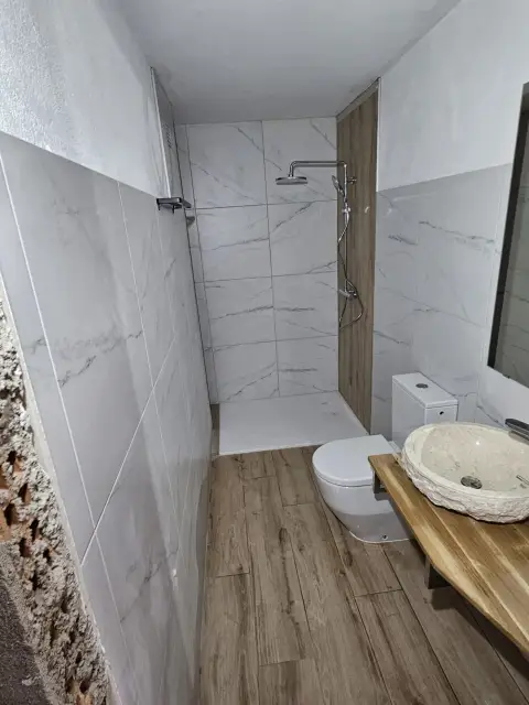 Douche en marbre blanc et bois, vasque en pierre
