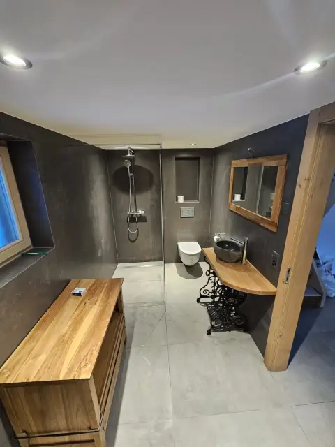 Salle de bain rustique en bois avec meuble vasque ancien