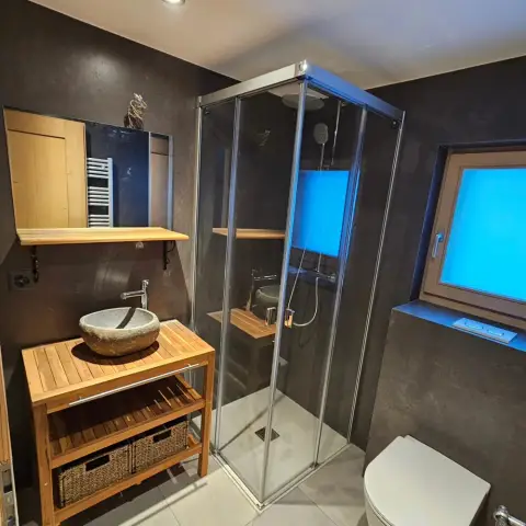 Douche de chalet avec vasque en pierre, éclairage nocturne