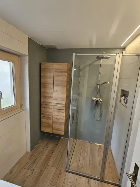Douche vitrée avec colonne de rangement en bois