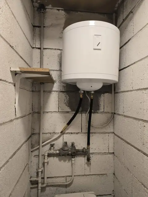 Installation d'un chauffe-eau électrique en sous-sol