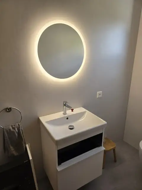 Miroir rond lumineux et vasque blanche suspendue