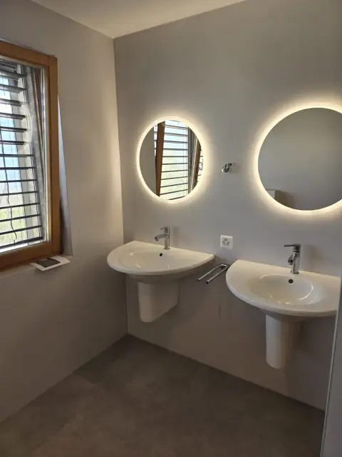 Double vasque blanche avec miroirs ronds lumineux