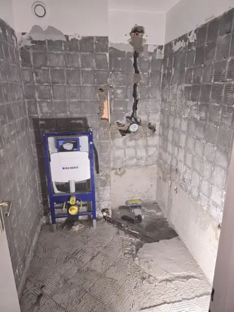 Chantier avant carrelage : réservation WC Geberit et gaine technique